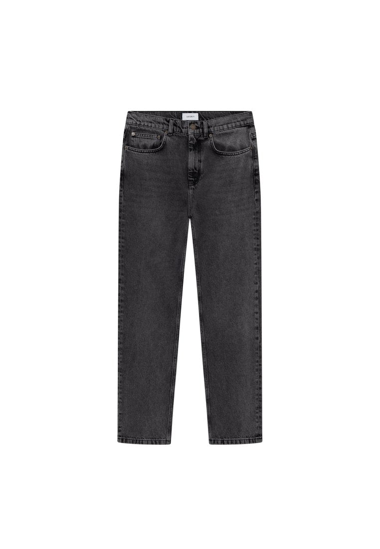 Schwarze Denim-Jeans mit geradem Schnitt, fünf Taschen und Knopfverschluss. Der Stoff hat eine leicht ausgebleichte Textur.