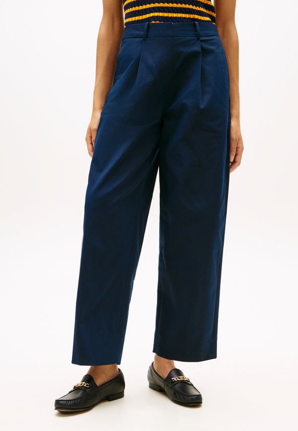 Tommy Hilfiger BARREL PLEATED CHINO - Wide Leg - dark night navy