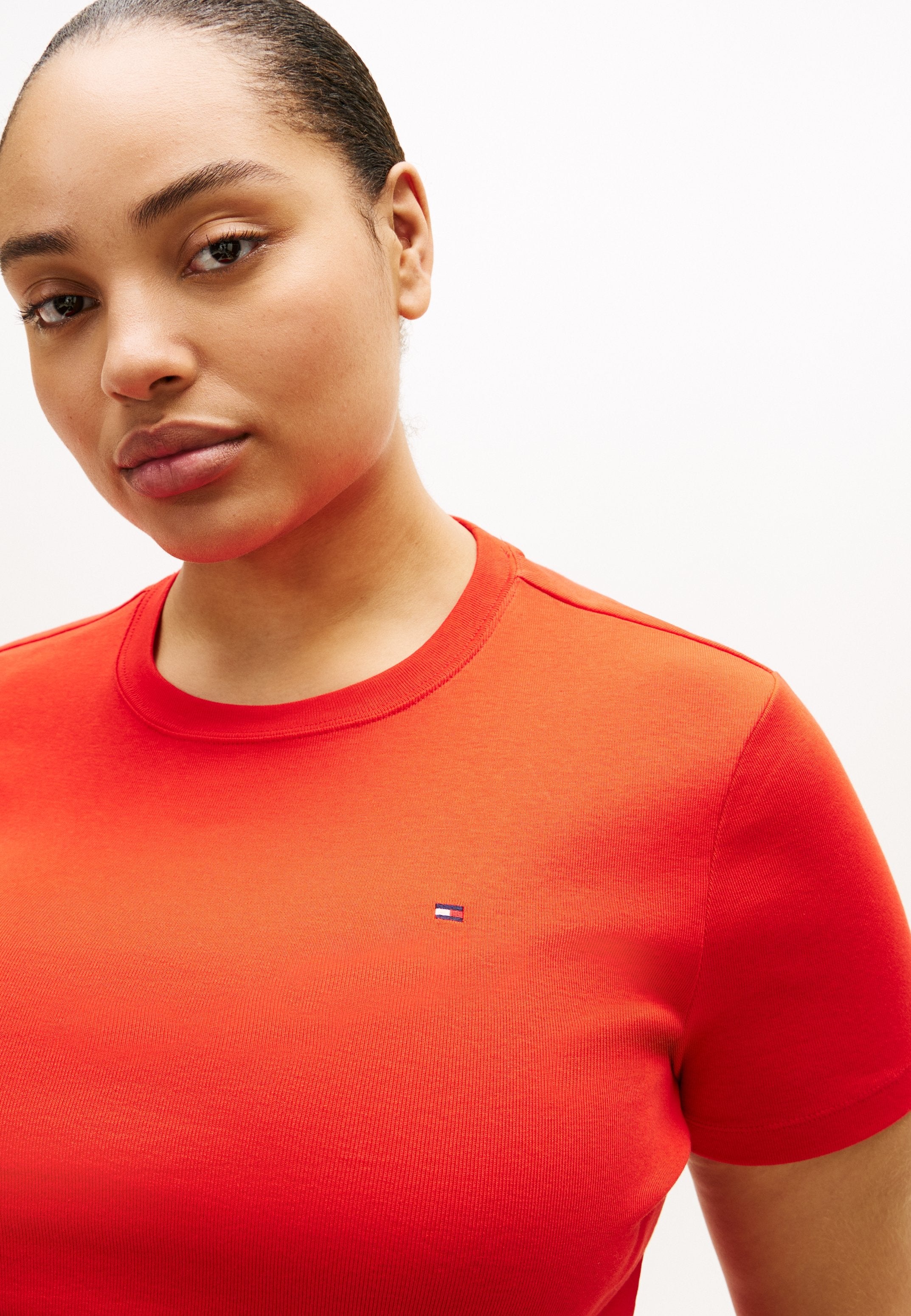 CURVE FLAG EMBROIDERY CREW NECK SLIM T-SHIRT Media 5
