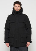 Schwarze isolierte Parka-Jacke mit hohem Kragen, zwei Brusttaschen, zwei unteren Klappentaschen und Reißverschluss. Glatte Stoffstruktur.