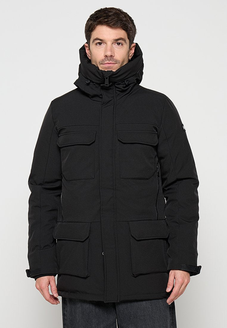 Schwarze isolierte Parka-Jacke mit hohem Kragen, zwei Brusttaschen, zwei unteren Klappentaschen und Reißverschluss. Glatte Stoffstruktur.