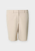 Beige knielange Shorts mit Gürtelschlaufen, flacher Vorderseite und verdecktem Reißverschluss, vor einem schlichten weißen Hintergrund präsentiert.