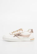 Sneaker mit einem weißen Lederoberteil, metallisch rose-goldenen Akzenten und strukturierten braunen Schnürsenkeln. Besitzt eine gesprenkelte weiße Sohle.