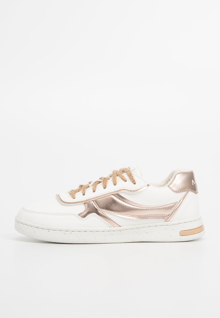 Sneaker mit einem weißen Lederoberteil, metallisch rose-goldenen Akzenten und strukturierten braunen Schnürsenkeln. Besitzt eine gesprenkelte weiße Sohle.