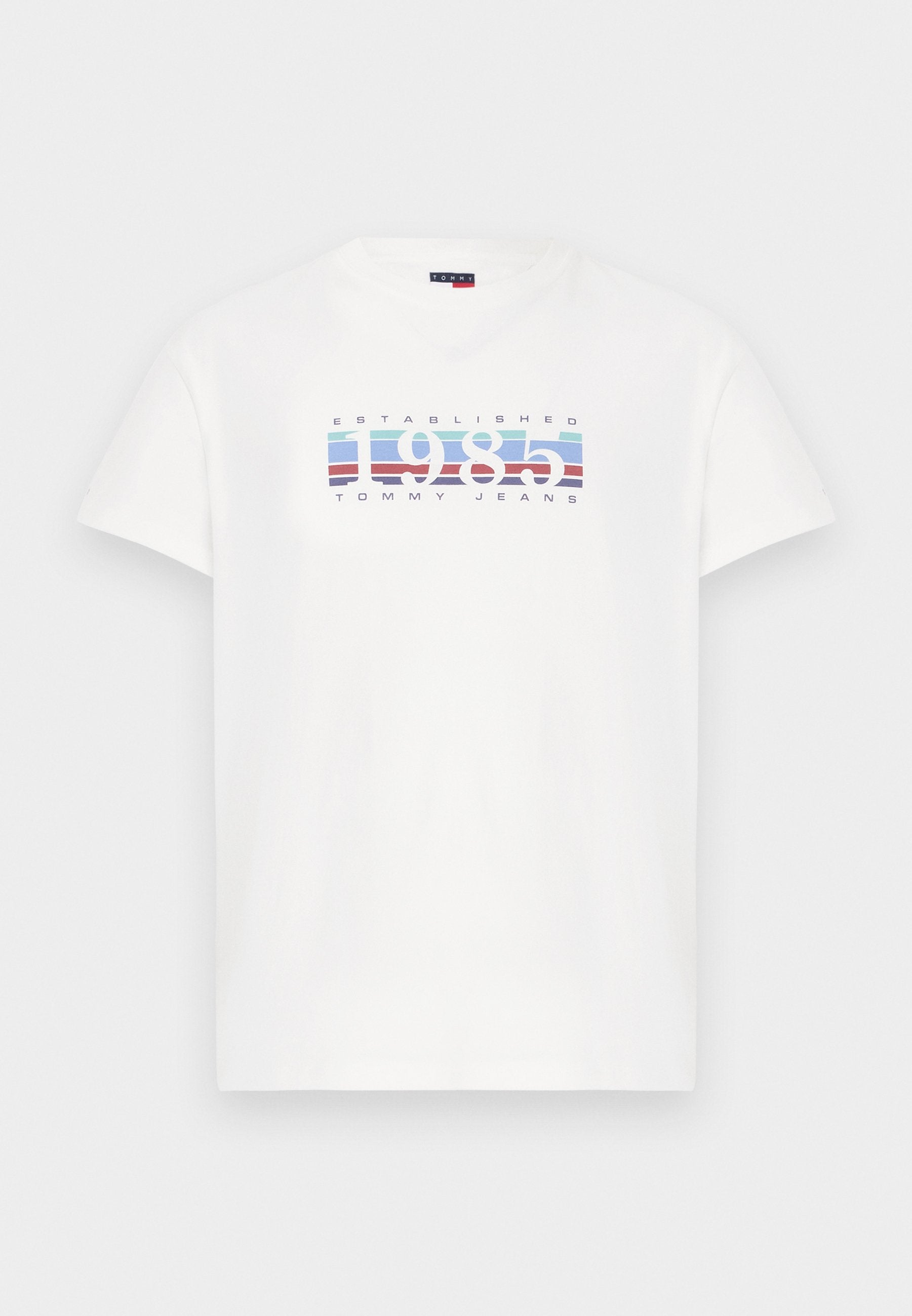 Weißes T-Shirt mit kurzen Ärmeln, auf dem die Texte "1985" und "Tommy Jeans" vor einem blau-rot gestreiften Hintergrund auf der Brust abgebildet sind.
