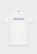 Weißes T-Shirt mit kurzen Ärmeln, auf dem die Texte "1985" und "Tommy Jeans" vor einem blau-rot gestreiften Hintergrund auf der Brust abgebildet sind.