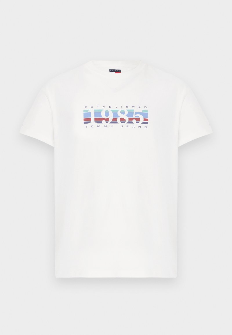 Weißes T-Shirt mit kurzen Ärmeln, auf dem die Texte "1985" und "Tommy Jeans" vor einem blau-rot gestreiften Hintergrund auf der Brust abgebildet sind.