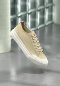 Beige Sneaker mit einem Obermaterial aus Segeltuch, weißer Gummisohle und rotem Logodetail. Verfügt über ein Schnürdesign und dezente Steppnähte.