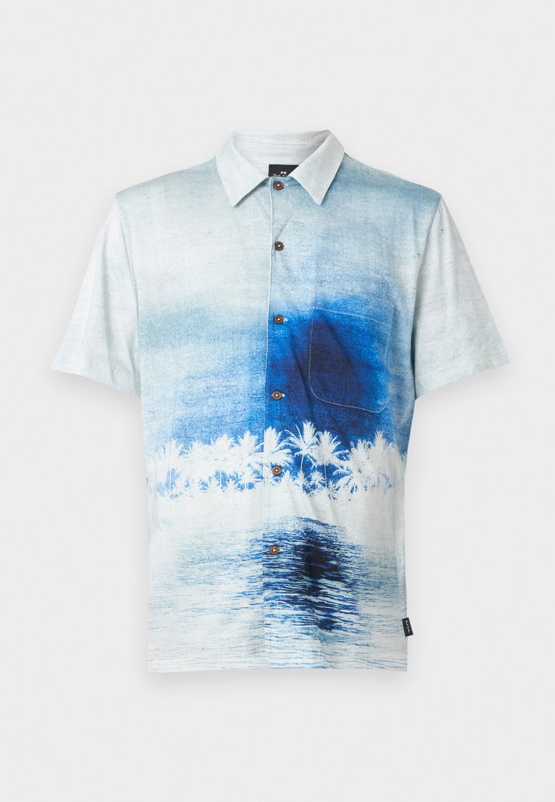 Kurzärmliges, knöpfbares Hemd mit einer blau-weißen Strandlandschaft, die Palmen und Meereswellen zeigt, mit einer einzelnen Brusttasche auf der rechten Seite.