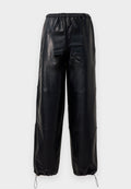 Schwarze Kunstleder-Hose mit weitem Bein, elastischem Bund und verstellbaren Kordeln an den Knöcheln, mit dezenten gesteppten Details.