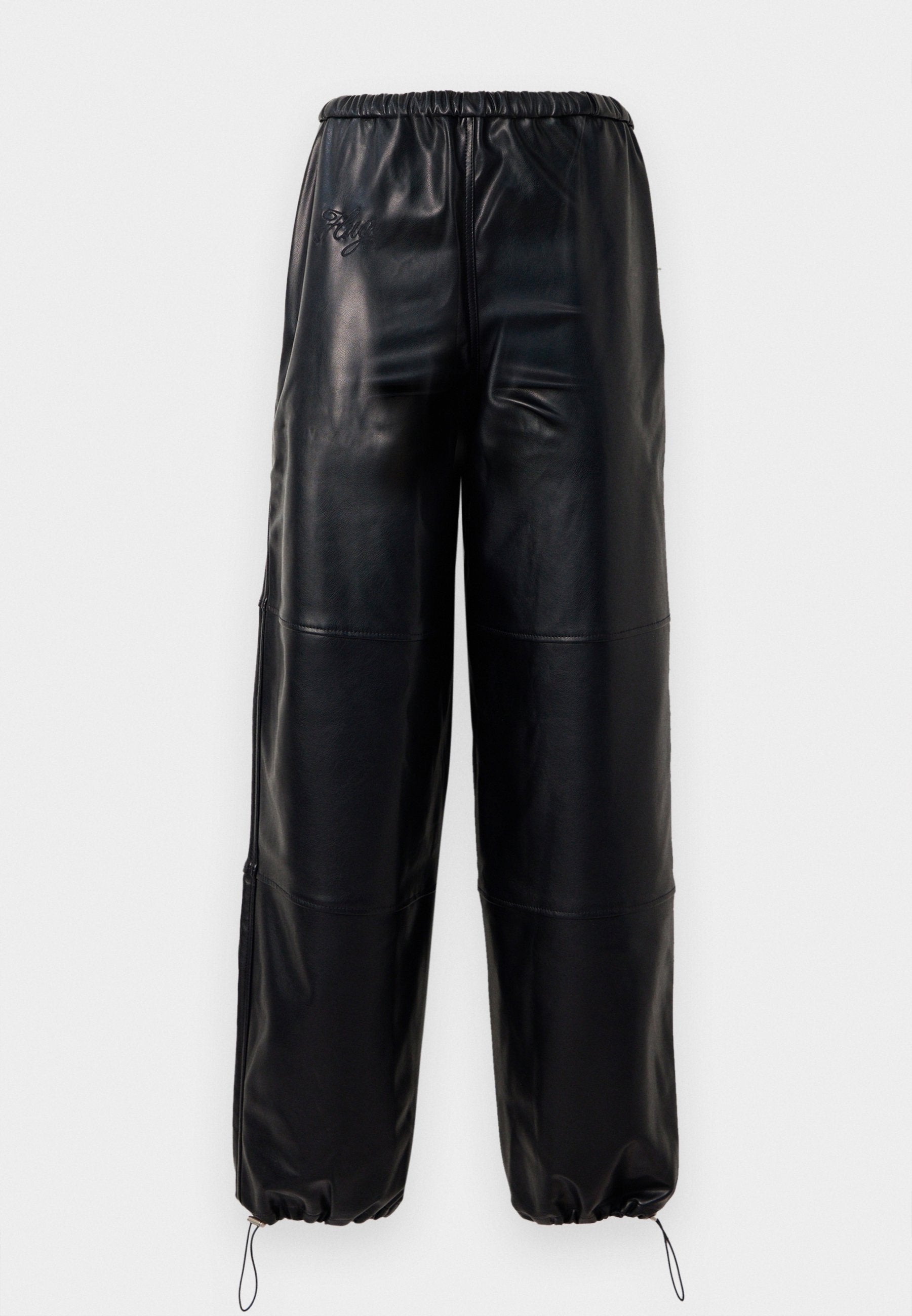 Schwarze Kunstleder-Hose mit weitem Bein, elastischem Bund und verstellbaren Kordeln an den Knöcheln, mit dezenten gesteppten Details.