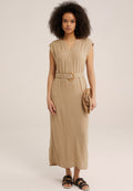 Beiges Maxikleid mit kurzen Ärmeln, V-Ausschnitt und tailliertem Bund. Verfügt über einen seitlichen Schlitz und eine strukturierte Clutch, kombiniert mit schwarzen Sandalen.
