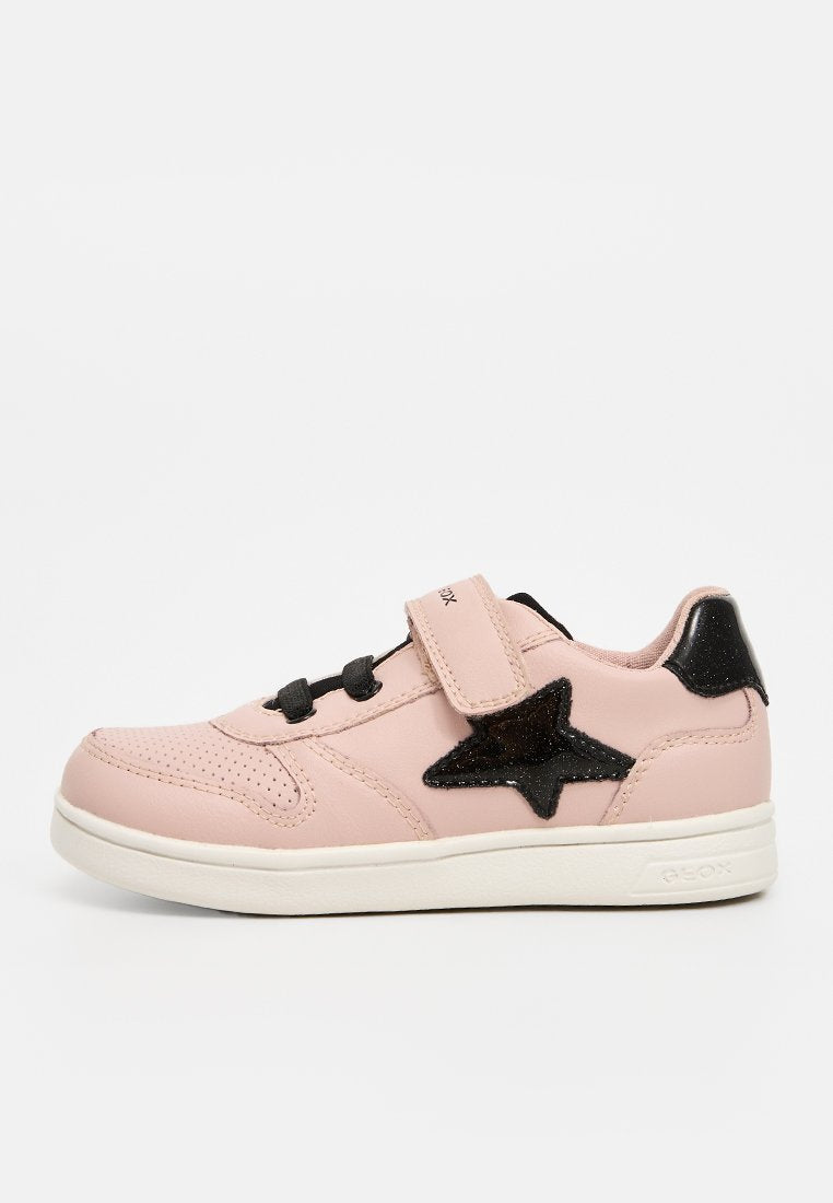 Rosa Ledersneaker mit durchbrochenen Details, schwarzem Sternakzent, schwarzen Schnürsenkeln und Klettverschluss. Weiße Gummisohle. Seitenansicht.