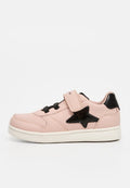Rosa Ledersneaker mit durchbrochenen Details, schwarzem Sternakzent, schwarzen Schnürsenkeln und Klettverschluss. Weiße Gummisohle. Seitenansicht.