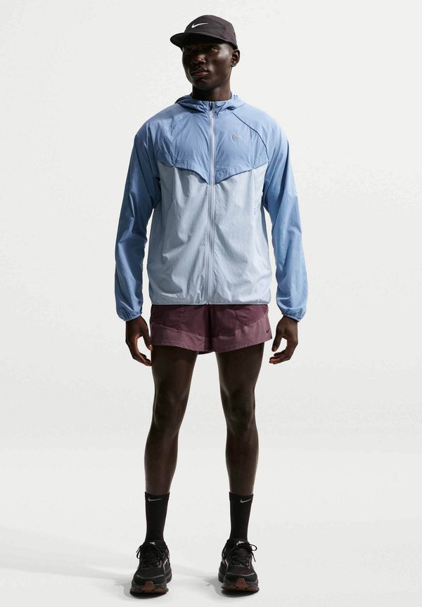 Nike Performance STRIDE SHORT - Sports shorts - dark wine/tattoo/burgundy crush/refblk