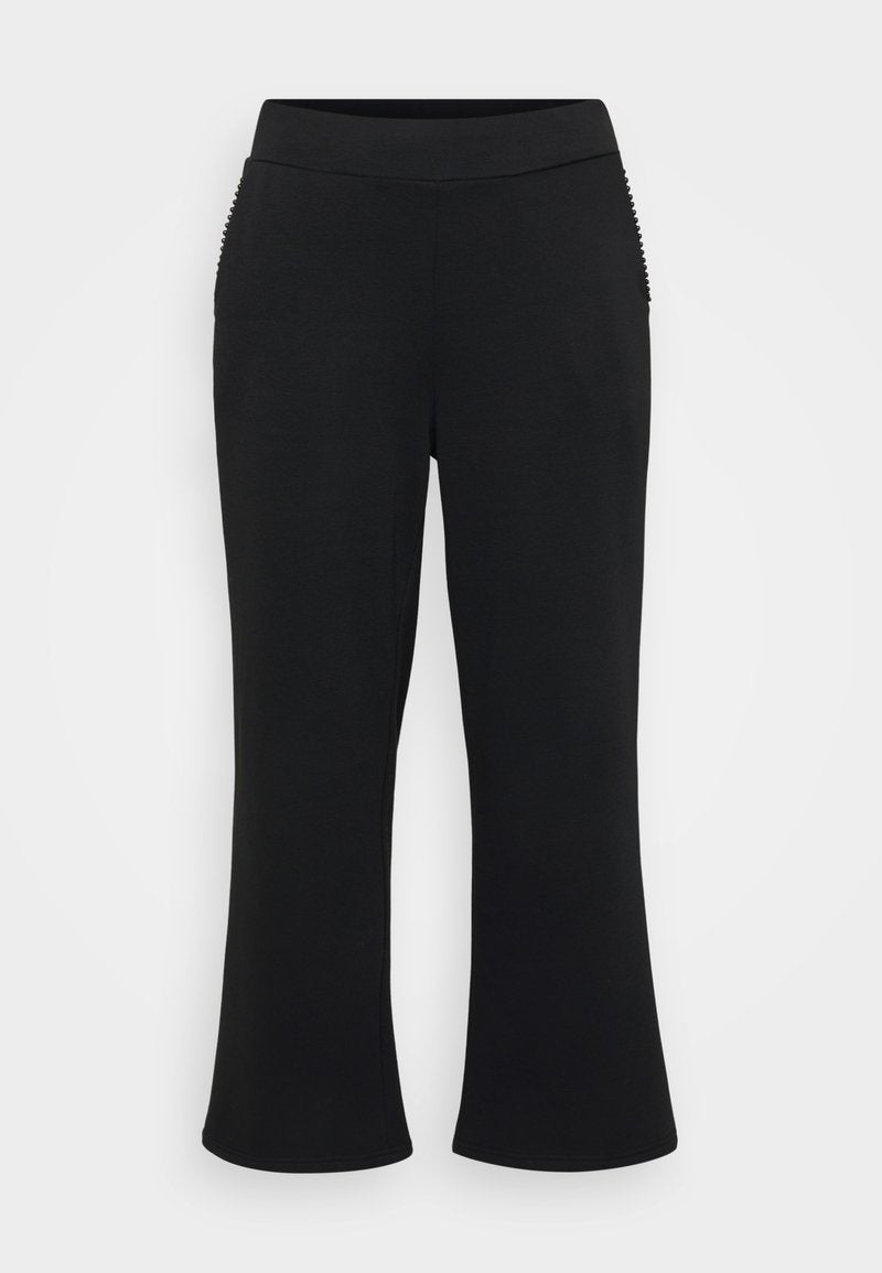 Schwarze, ausgestellte Hosen mit einer glatten, dehnbaren Textur. Verfügt über einen breiten Bund und gerippte Akzente an den Seitentaschen.