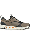 Sportliche Schuhe in Brauntönen und Schwarz, mit einem Obermaterial aus Wildleder und Synthetik, Schnürsenkeln und einer strukturierten Gummisohle mit orangen Akzenten.
