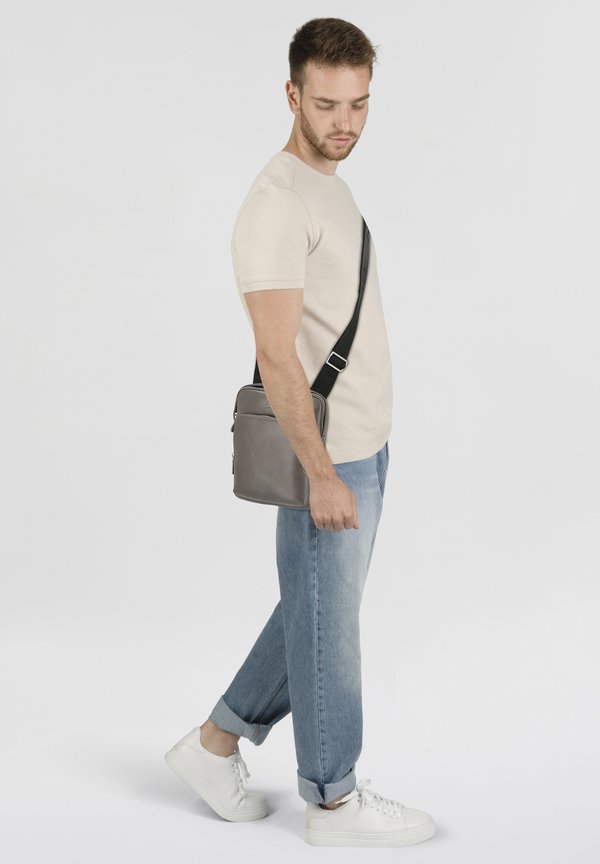 Guess BOSTON UMHÄNGE - Cross body bag - winter grey