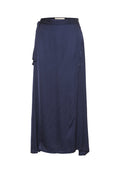 Marineblaue Wickelröcke aus glattem, leichtem Stoff. Verfügt über eine gebundene Taille mit klaren Linien und einer langen, fließenden Silhouette.