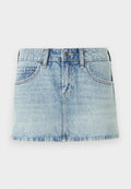 Jeans-Minirock in Hellblau mit verstreuten silbernen Nieten, Fünf-Taschen-Design und ausgefranstem Saum. Knopfverschluss an der Taille.