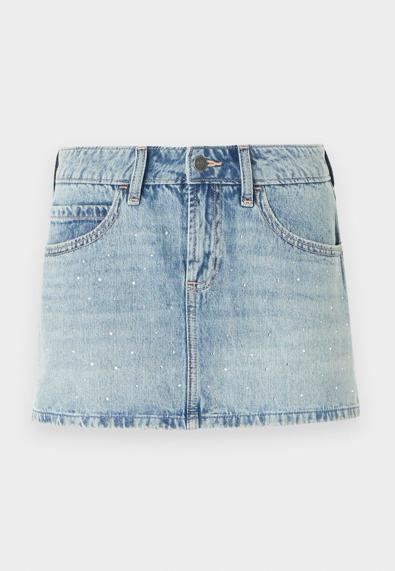 Jeans-Minirock in Hellblau mit verstreuten silbernen Nieten, Fünf-Taschen-Design und ausgefranstem Saum. Knopfverschluss an der Taille.