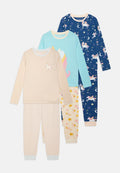 Vier Sets Kinderpyjamas. Hellbeige mit einem Einhorn-Design, türkis und marineblau mit Einhornmustern sowie cremefarben mit Sternenmotiven.