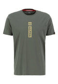 Olivengrünes Kurzarm-T-Shirt aus Baumwolle mit einem zentralen vertikalen goldenen "ALPHA"-Grafik und einem roten "REMOVE BEFORE FLIGHT"-Label im Kragen.