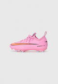 Rosa Fußballschuhe mit strukturierter Oberseite, orangefarbenen und schwarzen Akzenten, Schnürung vorne und leichtem Design. Verfügt über blaue Noppen auf der Sohle.
