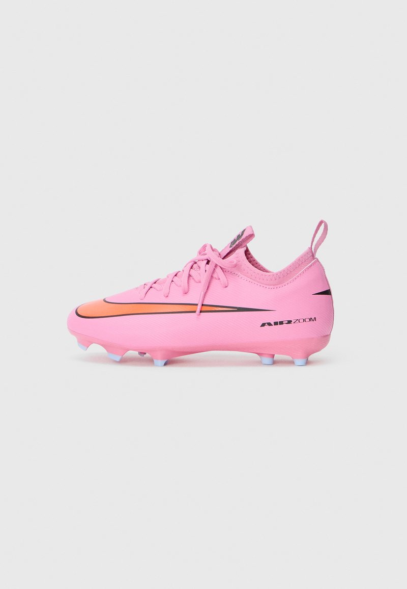 Rosa Fußballschuhe mit strukturierter Oberseite, orangefarbenen und schwarzen Akzenten, Schnürung vorne und leichtem Design. Verfügt über blaue Noppen auf der Sohle.