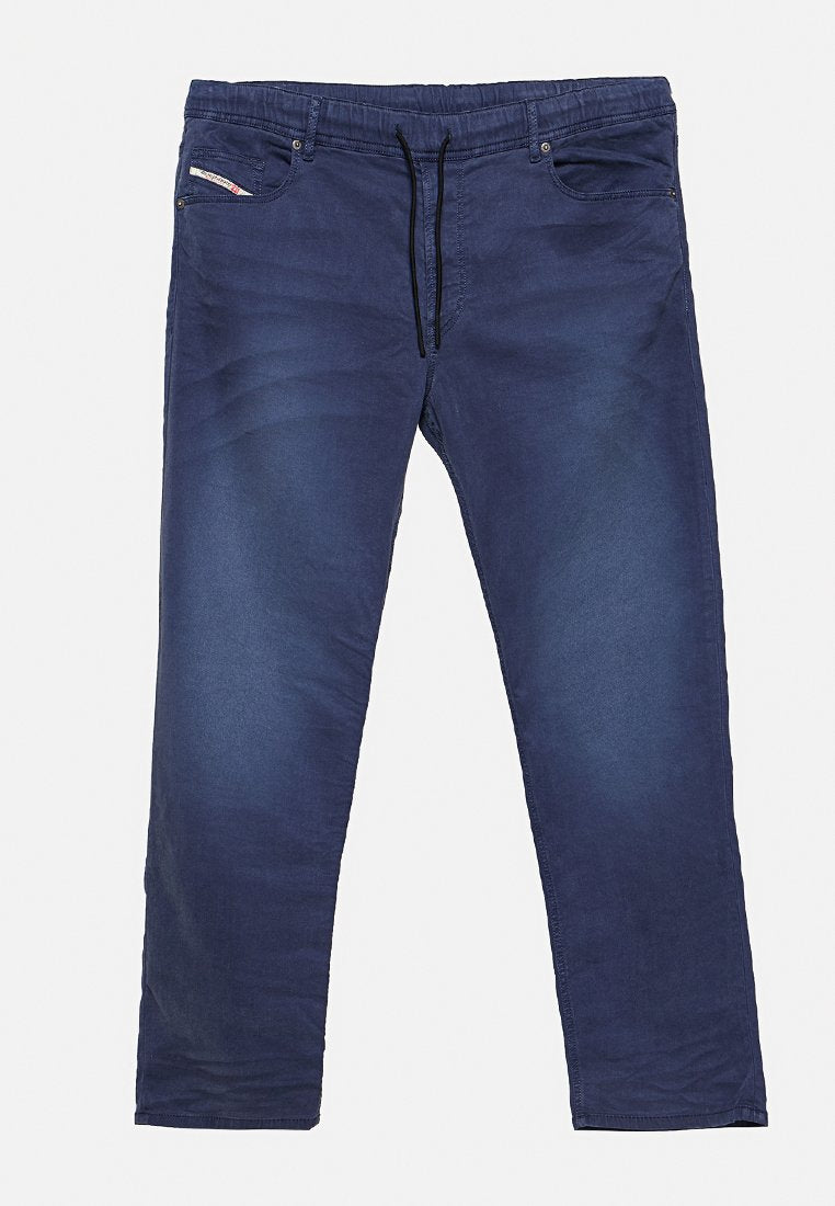 Marineblaue Freizeithose mit elastischem Bund und schwarzem Kordelzug, mit Front- und Gesäßtaschen, flach auf weißem Hintergrund präsentiert.