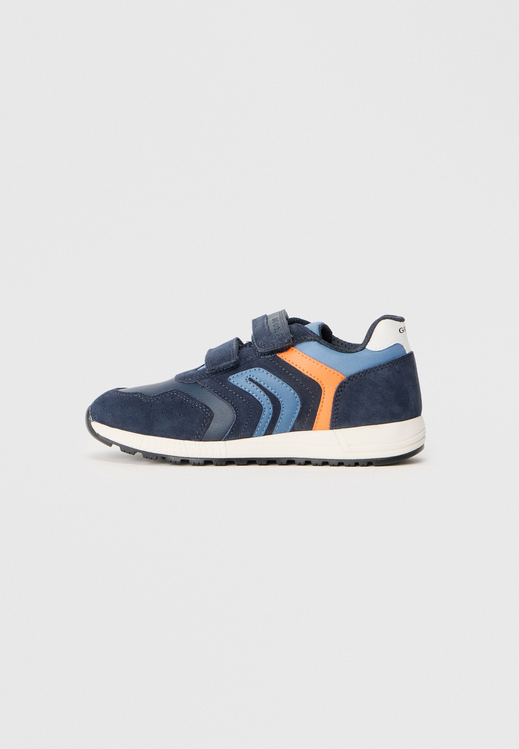 Marineblaues und hellblaues Sportschuhpaar aus Wildleder und Mesh-Materialien, mit orangefarbenen Akzenten, einem Klettverschluss und einer strukturierten Gummisohle.
