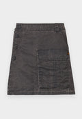 Grauer Rock aus strukturiertem Stoff mit einer Knopfleiste vorne und einer Seitentasche. Besitzt einen subtilen, abgenutzten Look und gestickte Details.