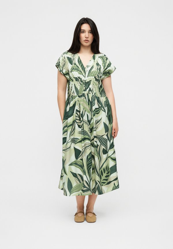 Vero Moda Curve VMCZOEY FONDA WIDE DRESS  - Day dress - laurel wreath