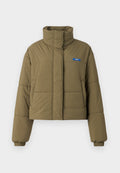 Zugeschnittene olivgrüne Pufferjacke mit hohem Kragen, elastischen Bündchen, Fronttaschen und blauer Logo auf der Brust, mit einem gesteppten Textur.