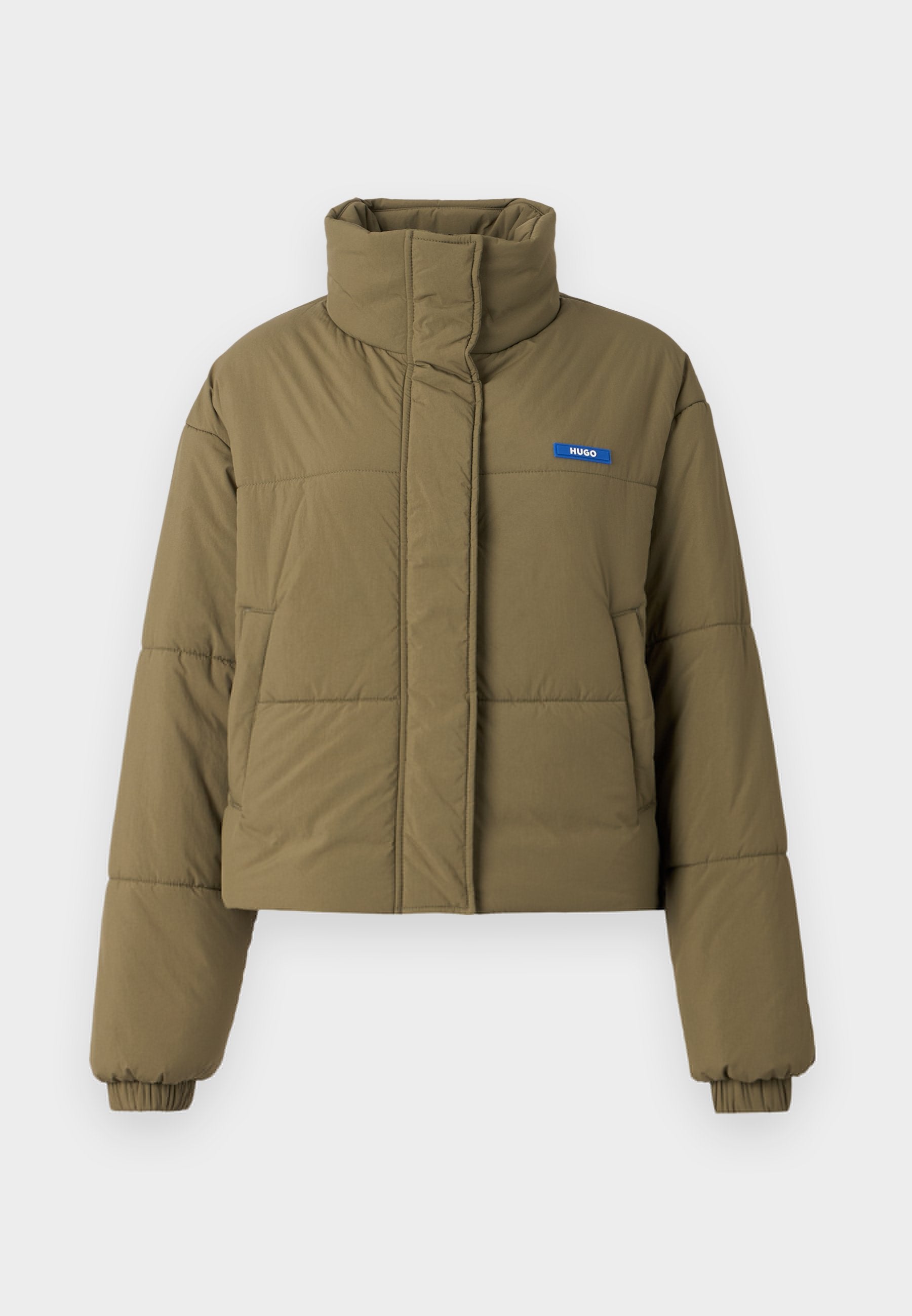 Zugeschnittene olivgrüne Pufferjacke mit hohem Kragen, elastischen Bündchen, Fronttaschen und blauer Logo auf der Brust, mit einem gesteppten Textur.