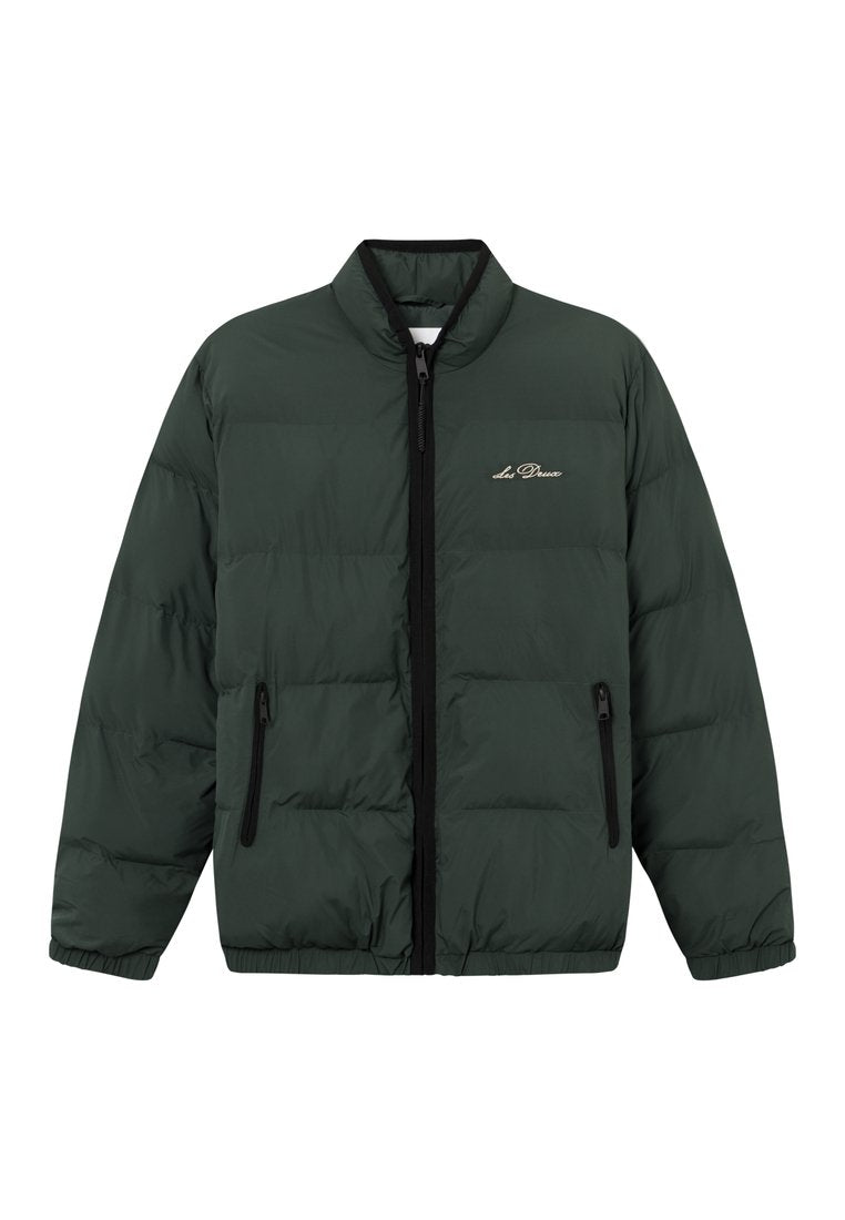 Grüne Puffjacke mit Reißverschluss vorne, elastischen Bündchen und Saum. Verfügt über zwei seitliche Reißverschlusstaschen und ein Logo auf der Brust.