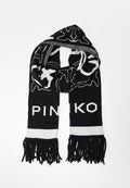 Schwarz-weißer gestrickter Schal mit Fransenenden, der abstrakte Muster und das Wort „PINKO“ in fetten Buchstaben zeigt.
