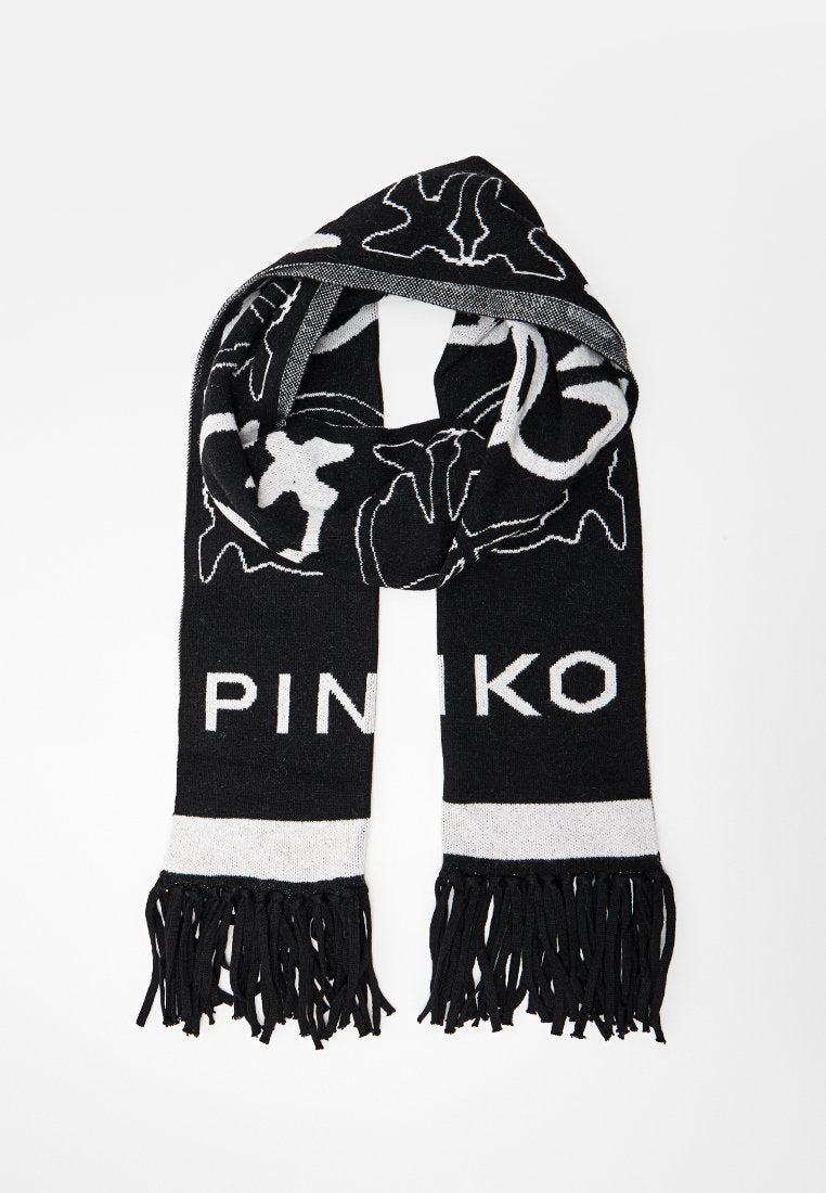 Schwarz-weißer gestrickter Schal mit Fransenenden, der abstrakte Muster und das Wort „PINKO“ in fetten Buchstaben zeigt.