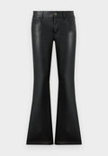 Schwarze ausgestellte Hose aus glattem, glänzendem Material. Verfügt über ein Fünf-Taschen-Design, vordere Knopfverschluss und dezente kontrastierende Nähte.