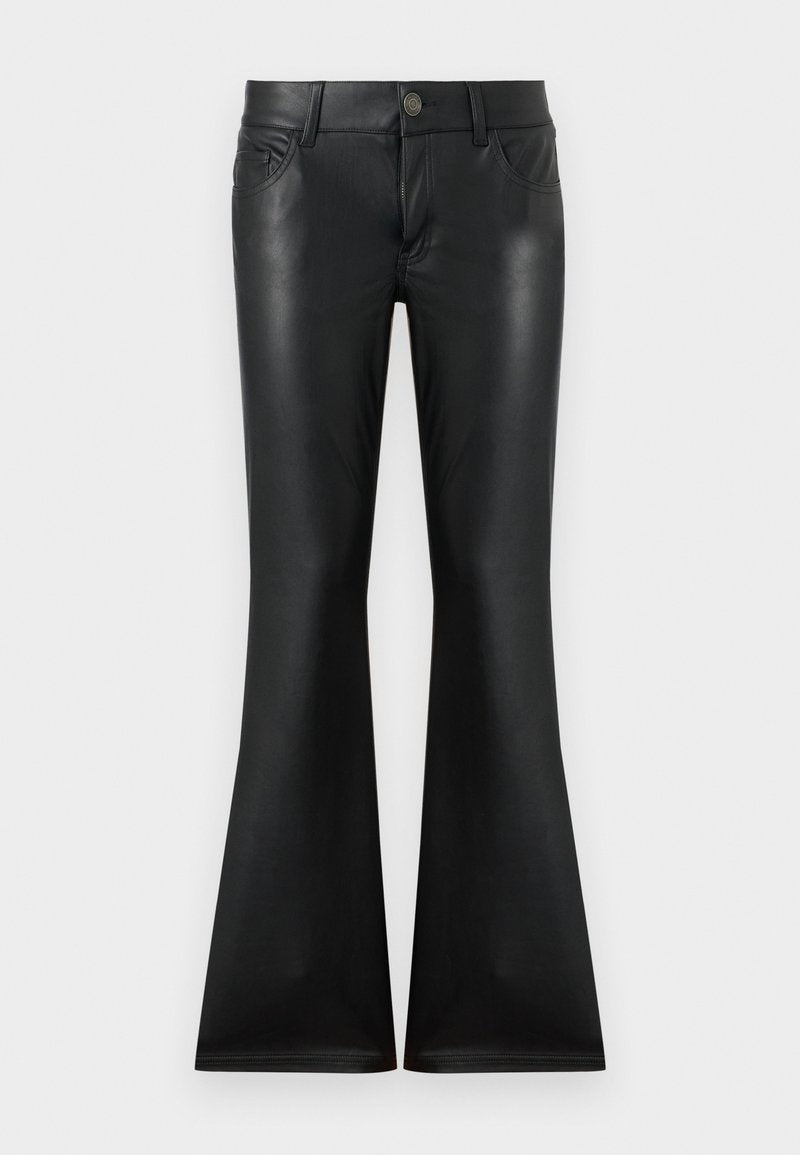 Schwarze ausgestellte Hose aus glattem, glänzendem Material. Verfügt über ein Fünf-Taschen-Design, vordere Knopfverschluss und dezente kontrastierende Nähte.