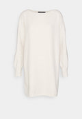 Übergrößen-Pullover in Off-White, mit weit ausgeschnittenem Bootsausschnitt, lockeren langen Ärmeln und gerippten Bündchen, aus einem weichen Strukturstoff gefertigt.