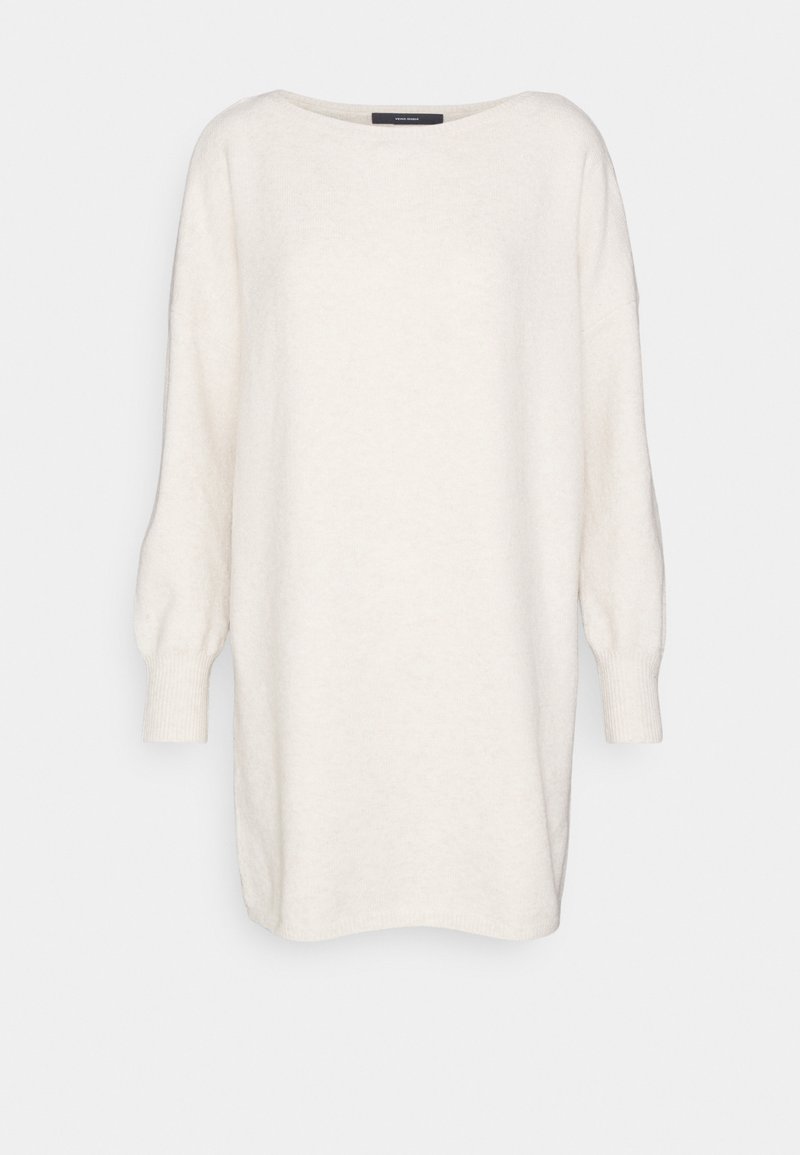 Übergrößen-Pullover in Off-White, mit weit ausgeschnittenem Bootsausschnitt, lockeren langen Ärmeln und gerippten Bündchen, aus einem weichen Strukturstoff gefertigt.