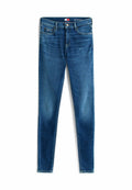 Schlanke Jeans in mittlerem blauen Denim mit leichter Ausbleichung. Verfügt über fünf Taschen, einen Knopfverschluss und Gürtelschlaufen. Glatte Textur und schmale Passform.