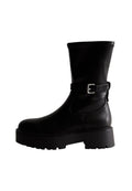Schwarze Knöchelstiefel mit dicker Sohle, Obermaterial aus glattem Leder und seitlichem Schnallendetail. Mit abgerundetem Zehenbereich und leichtem Absatz.