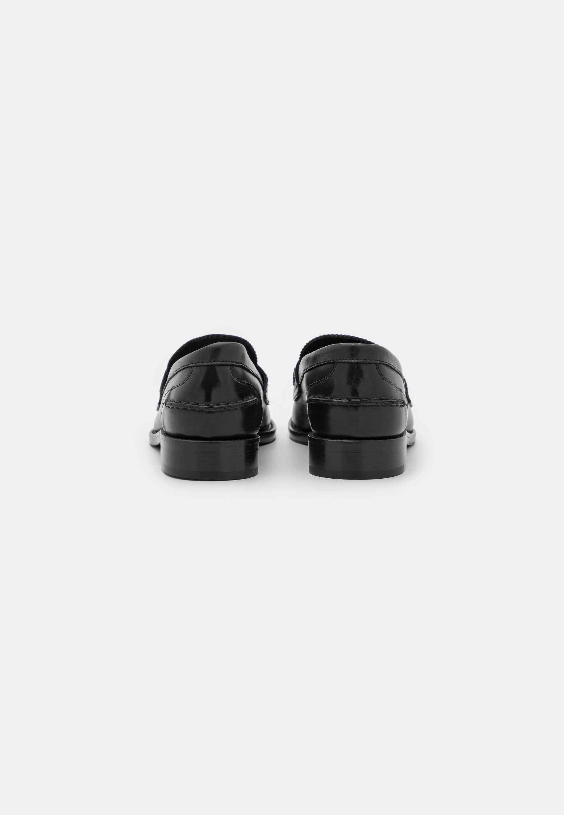 CLOSED LOAFER
