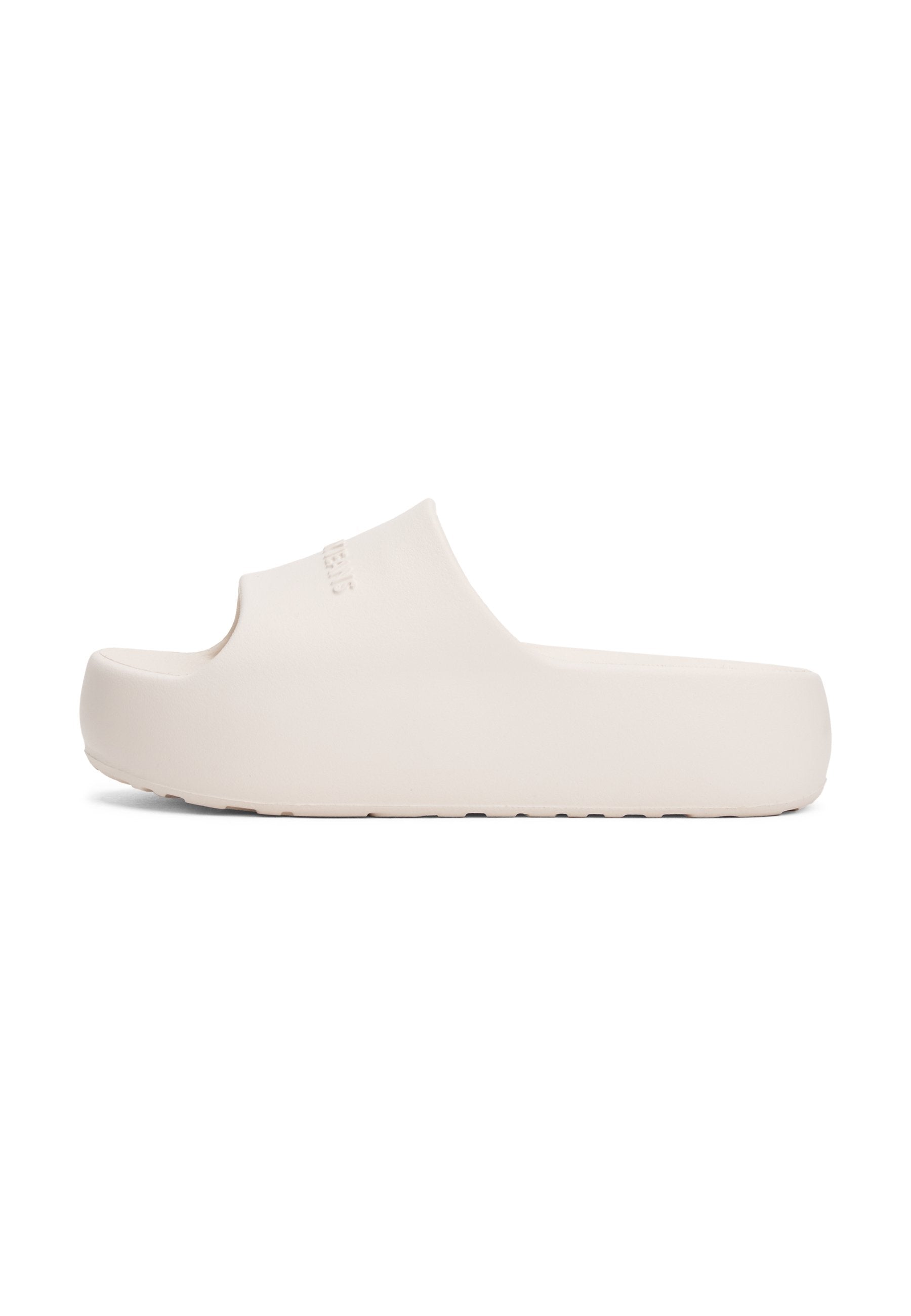 Weiße geformte Slip-On-Sandale mit dicker Sohle, abgerundeten Kanten, offenem Zehendesign und geprägt eingestelltem Markenlogo auf der Oberseite.