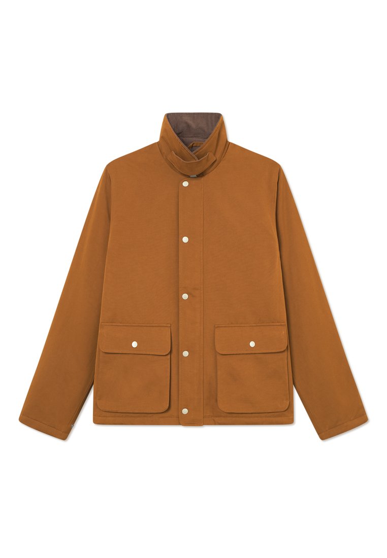 Braune leichte Jacke mit hohem Kragen, Druckknöpfen und zwei großen Fronttaschen. Glatte Textur und taillierte Passform.