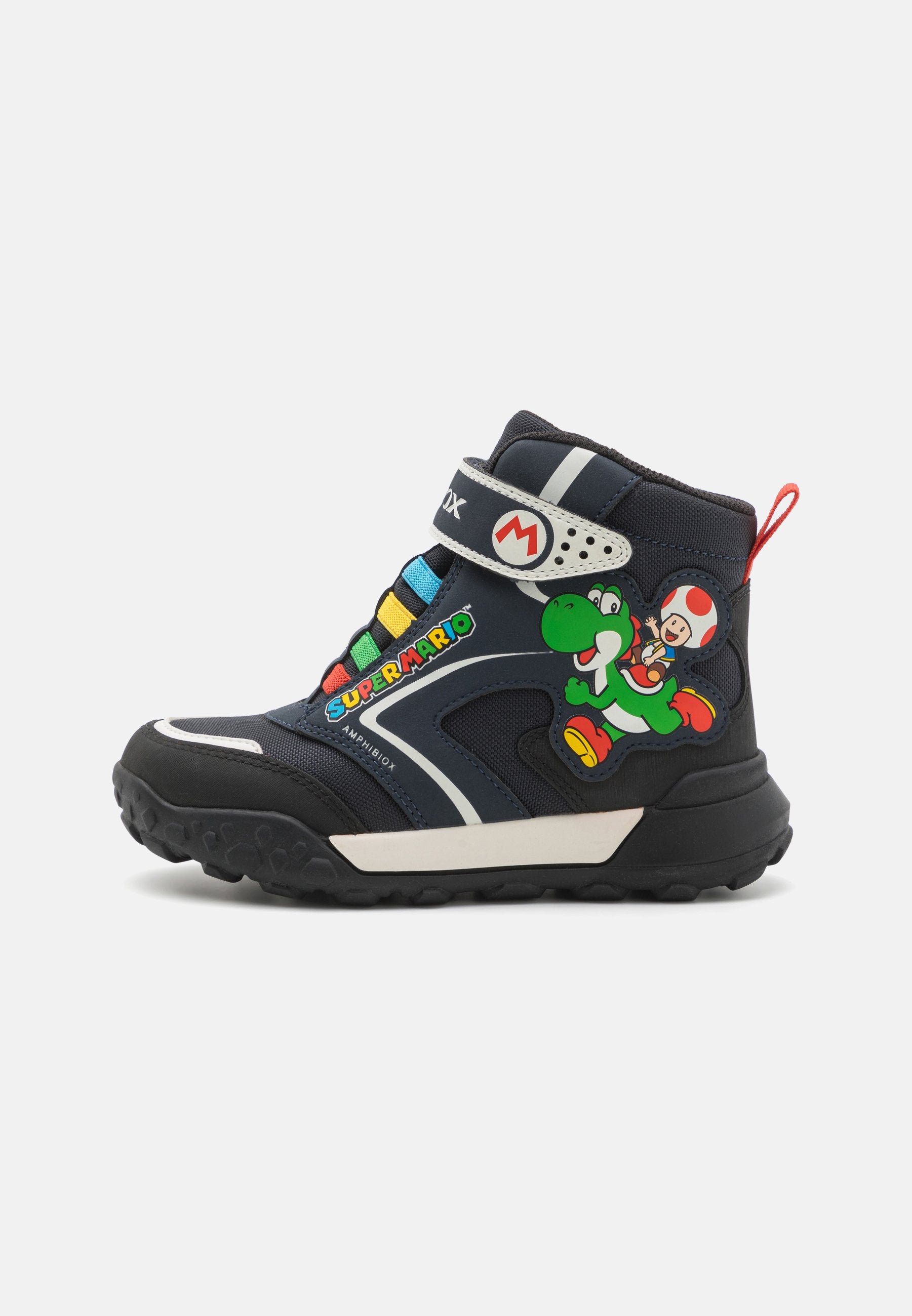 Marinefarbene hohe Stiefel mit Gummisohlen, verziert mit bunten Mario-Charakter-Patches, verstellbarem Riemen und kontrastierenden weißen Akzenten.