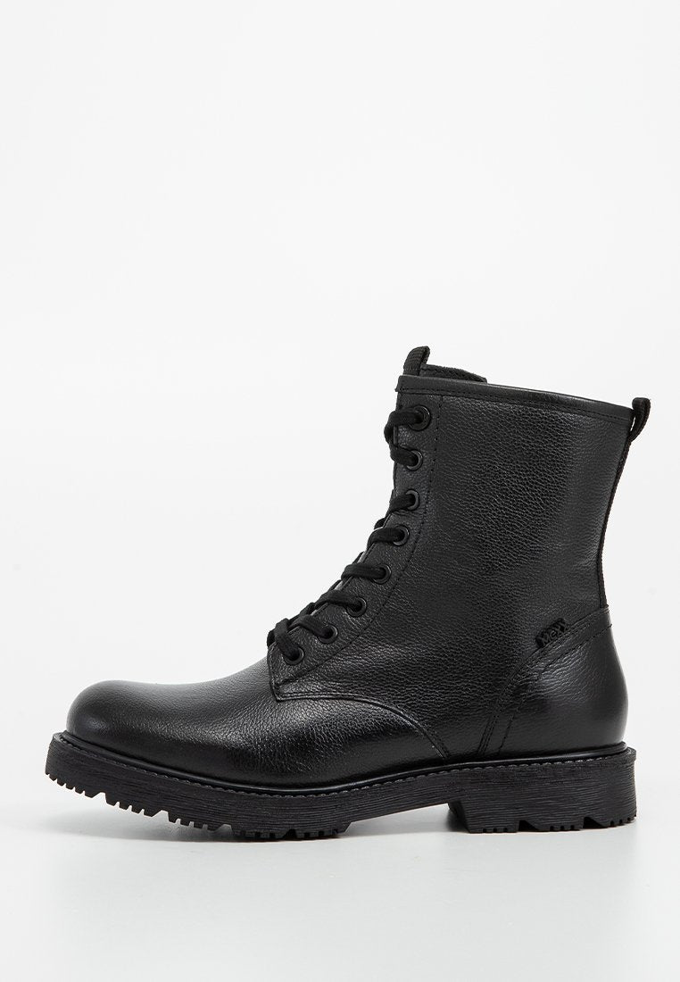 Schwarze Leder Schnürstiefel mit strukturiertem Oberflächenmaterial, runder Spitze und robustem Profilsohle. Mit Metallösen und einer Zuglasche ausgestattet.