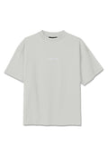 Hellgraues T-Shirt mit kurzen Ärmeln, Rundhalsausschnitt und kleinem weißen Schriftzug "PEGADOR" zentriert auf der Brust.